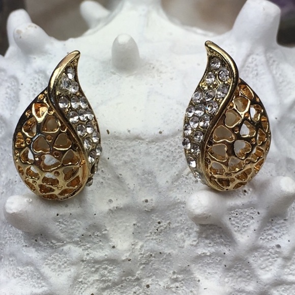 Gold Filigree Heart Earrings - Picture 4 of 5